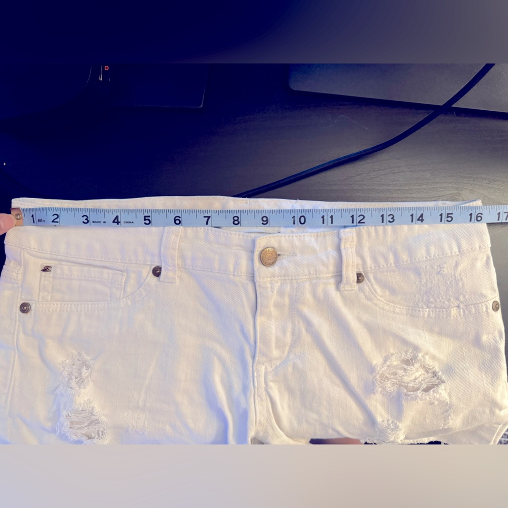 White denim Seven7 jean shorts - Picture 3 of 3